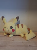 Peluche Pokemon - Grand format 🟠 - Pikachu allongé
