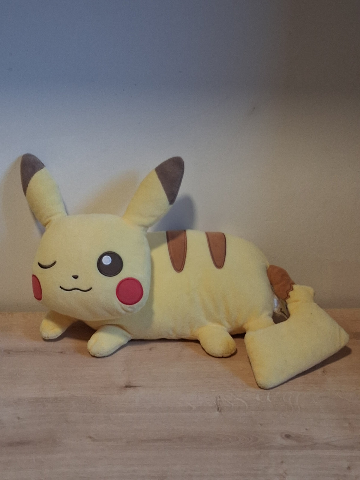 Peluche Pokemon - Grand format 🟠 - Pikachu allongé